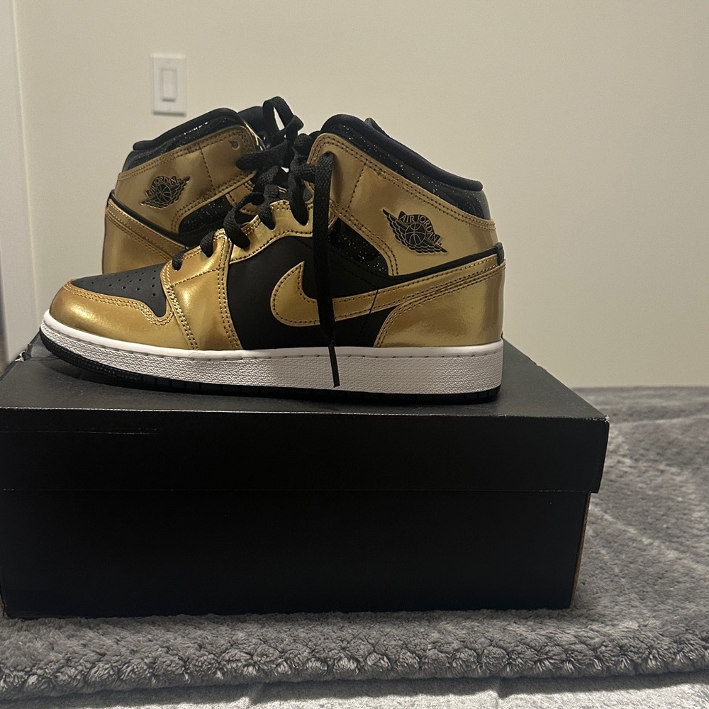 Air Jordan 1 Mid SE- Black Metallic Gold-White - Picture 3 of 4